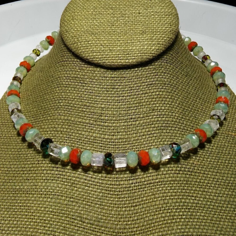 Women`s faceted beaded wire necklace clear green